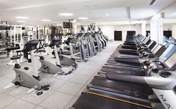 A gym with treadmills 